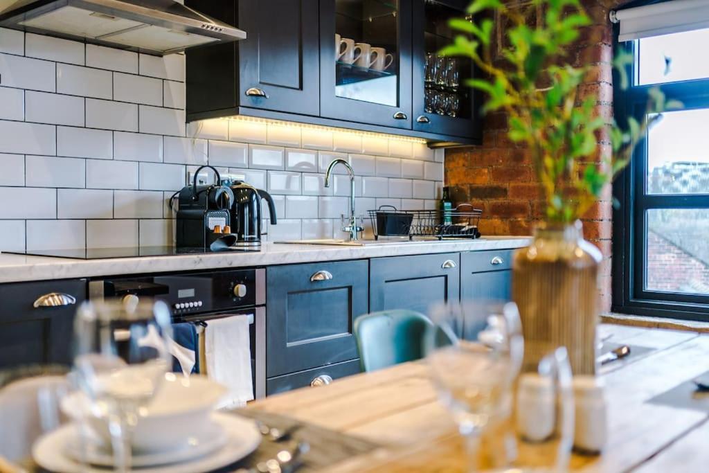 Luxury Oversized Apartment With Signature Bathroom Leeds  Exterior photo