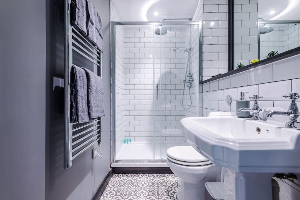Luxury Oversized Apartment With Signature Bathroom Leeds  Exterior photo